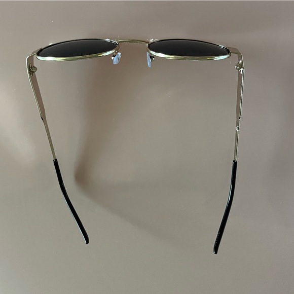 🕶️ Trendy Gold Metal Frame Sunglasses ✨ - Picture 3 of 7